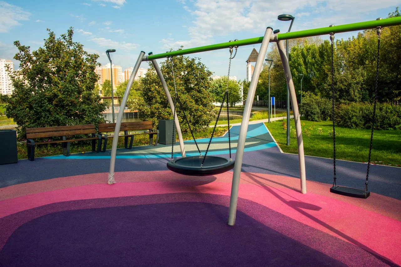 Фото Площадка в сквере у Малого Федосьинского пруда в районе Ново-Переделкино - развлечение в Москве | Досугатор